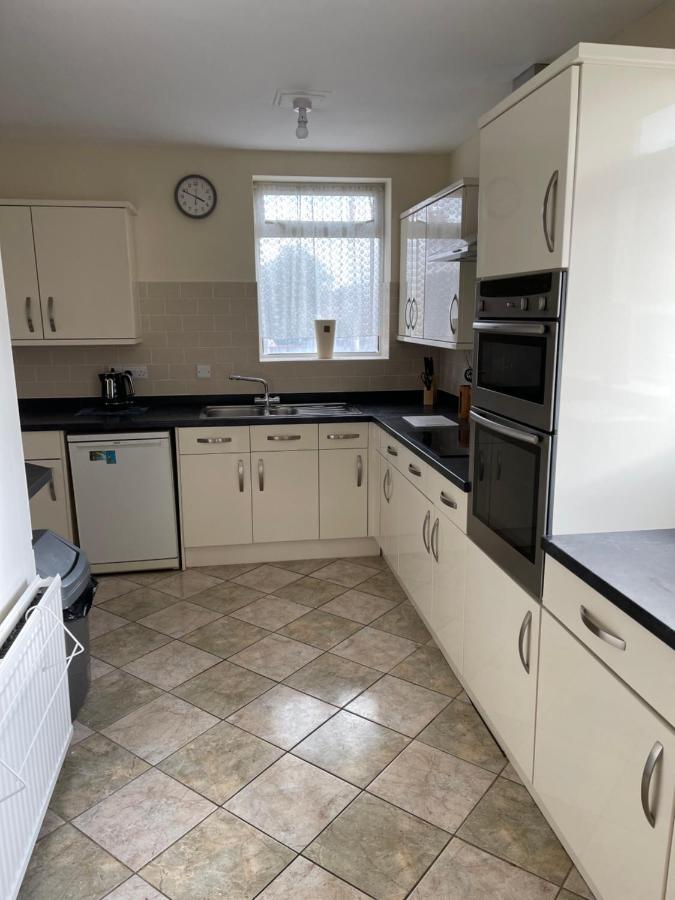 Spacious, Sleeps 17, 3 Bathrooms, Parking, Мансфилд Экстерьер фото