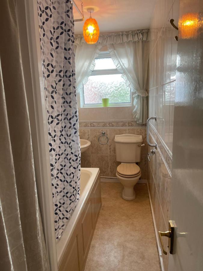 Spacious, Sleeps 17, 3 Bathrooms, Parking, Мансфилд Экстерьер фото